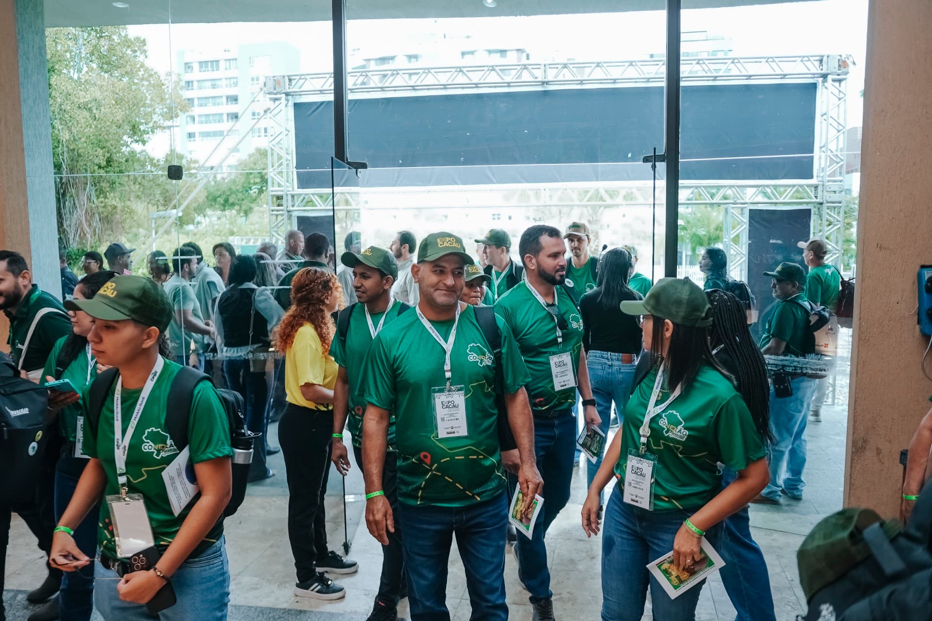 Público da Expo Cacau 2025 na entrada do evento