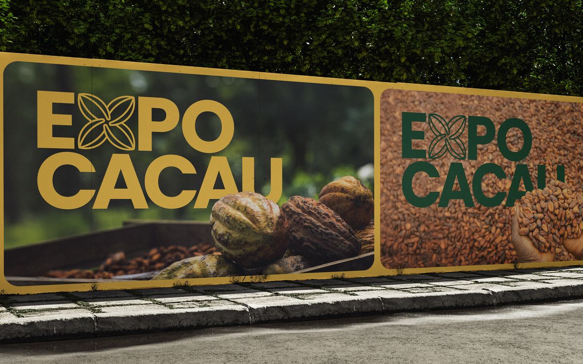 Painel de rua extenso com a marca ExpoCacau em verde e amarelo