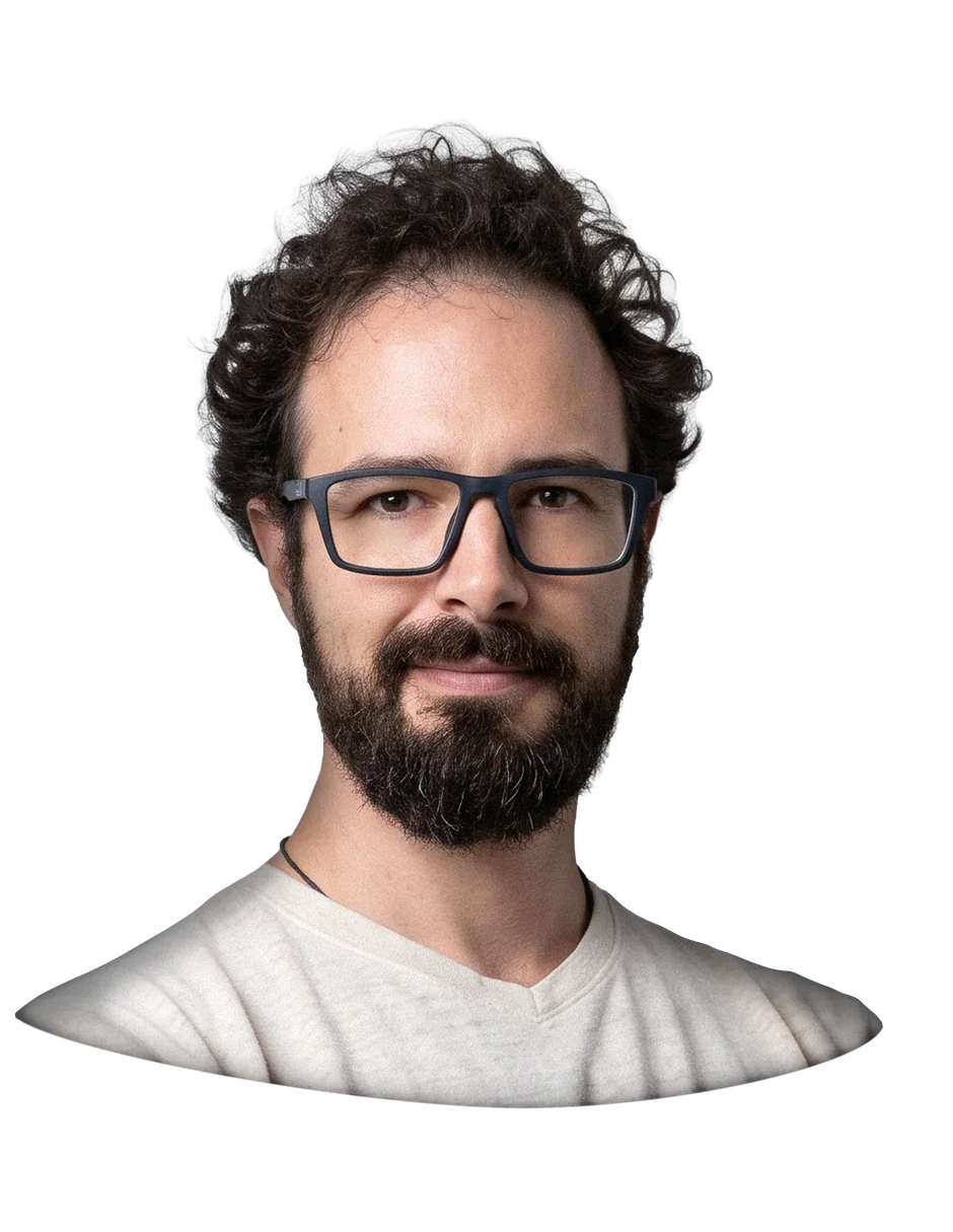 Retrato de Gabriel Amaral. Conforme a página rola do Sobre até as habilidades, a cabeça se abre em fatias horizontais na testa, no topo e na base dos óculos e no queixo.