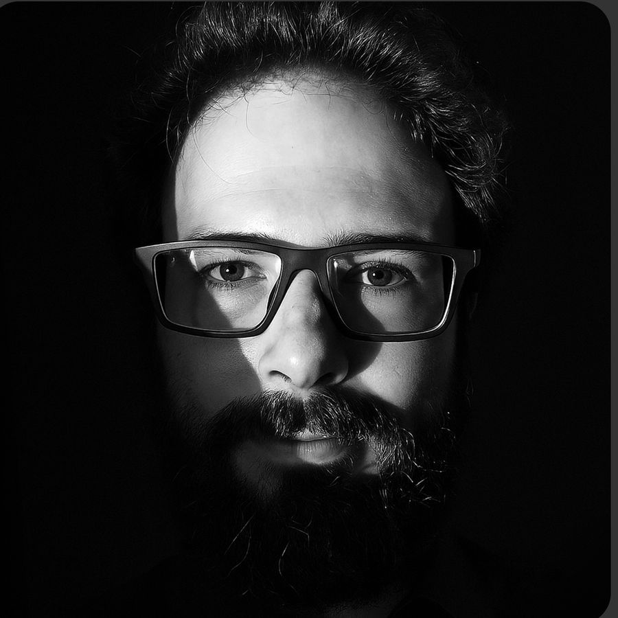 Retrato de Gabriel Amaral em preto e branco, sobre fundo escuro