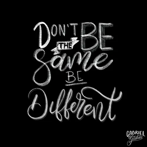 Lettering Don’t be the same, be different, em giz sobre preto.