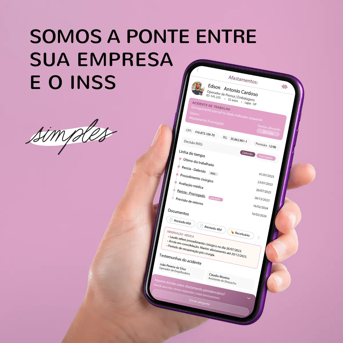 Mão segurando um celular com a ficha de um afastamento no sistema.